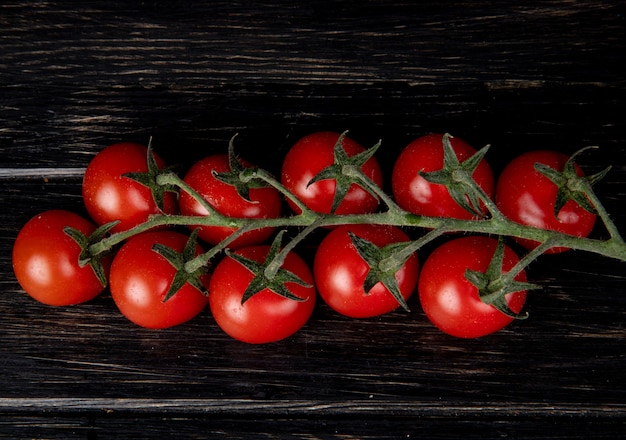 Vista superior de tomates en superficie de madera