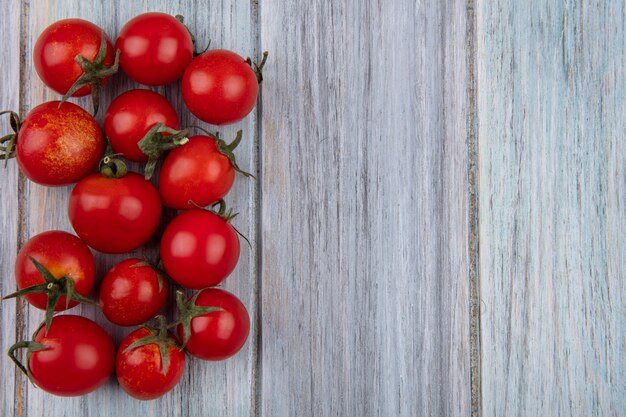 Vista superior de tomates en superficie de madera