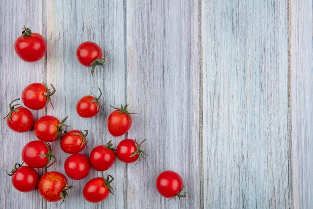 Vista superior de tomates en superficie de madera