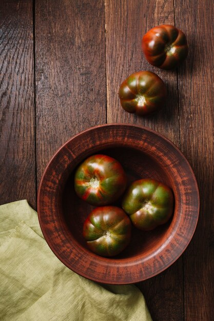 Vista superior de tomates en un tazón y tela