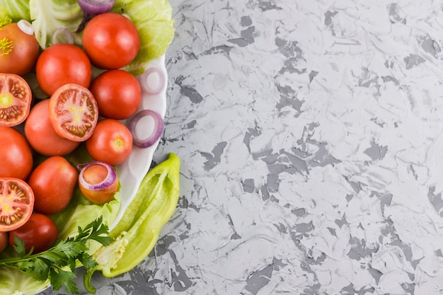 Vista superior de tomates y verduras con espacio de copia