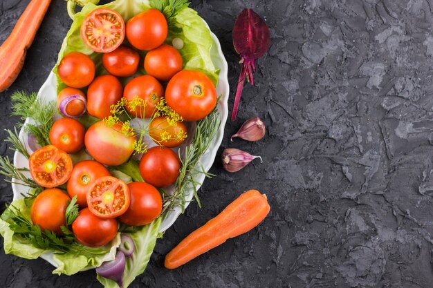 Vista superior de tomates y verduras con espacio de copia