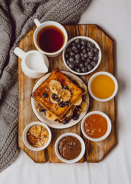 Vista superior de la tostada de desayuno con arándanos y plátano