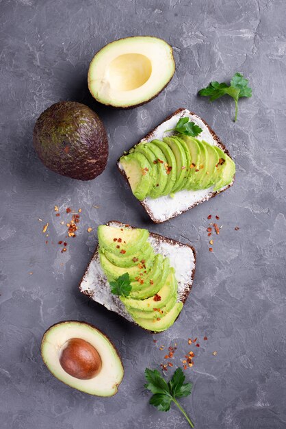 Vista superior de tostadas de aguacate con hierbas y especias