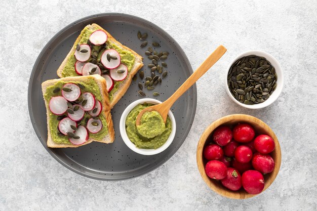 Vista superior de tostadas de aguacate con rábano y semillas