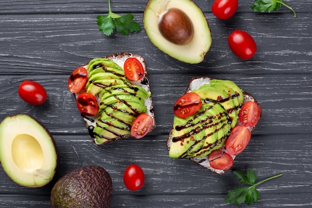 Vista superior de tostadas de aguacate con tomate y salsa