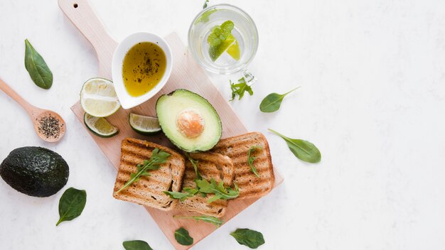 Vista superior tostadas con aguacate