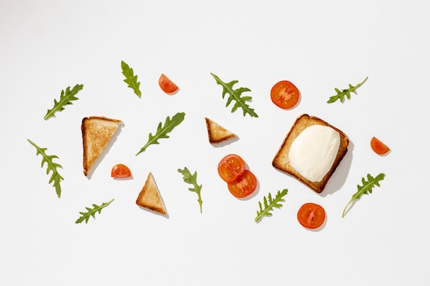 Foto gratuita vista superior tostadas de pan y rodajas de tomate