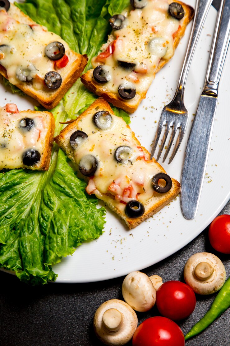 Foto gratuito vista superior tostadas con queso y aceitunas con tomate y champiñones