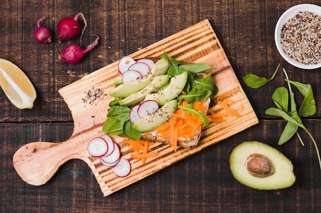 Foto gratuita vista superior de tostadas con surtido de verduras