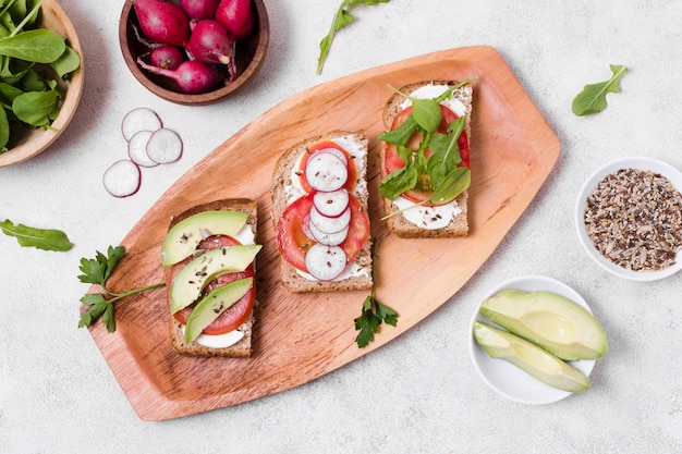 Vista superior de tostadas con variedad de verduras.