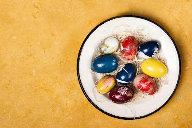 Foto gratuita vista superior tradicionales huevos de pascua en un plato