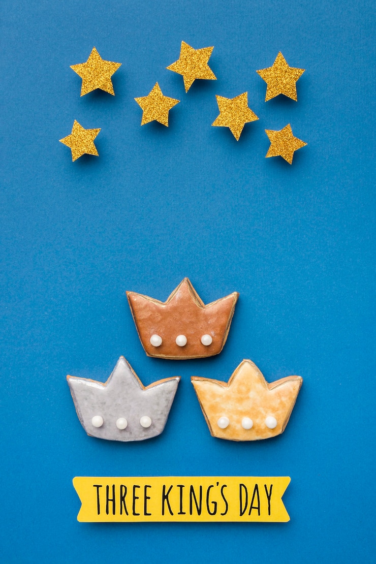 Foto gratuito vista superior de tres coronas con estrellas para el día de la epifanía.
