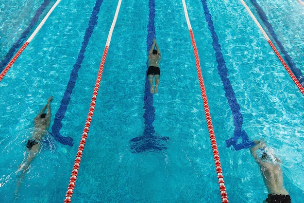 Vista superior de tres nadadores masculinos