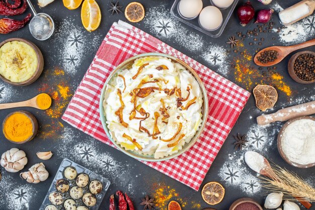 Vista superior de trozos de masa cocida con cebolla frita y diferentes ingredientes en el fondo oscuro cocinando comida cena plato foto aceite de comida