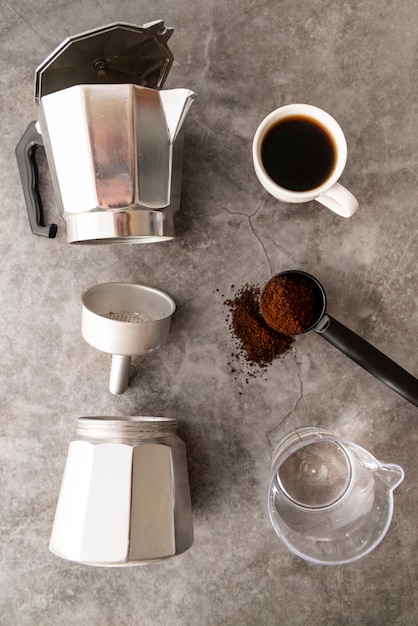 Foto gratuita vista superior utensilios para hacer café