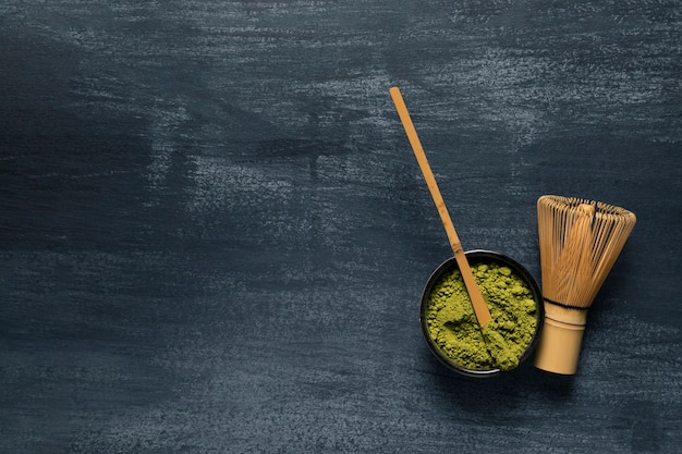 Vista superior utensilios de té verde de bambú