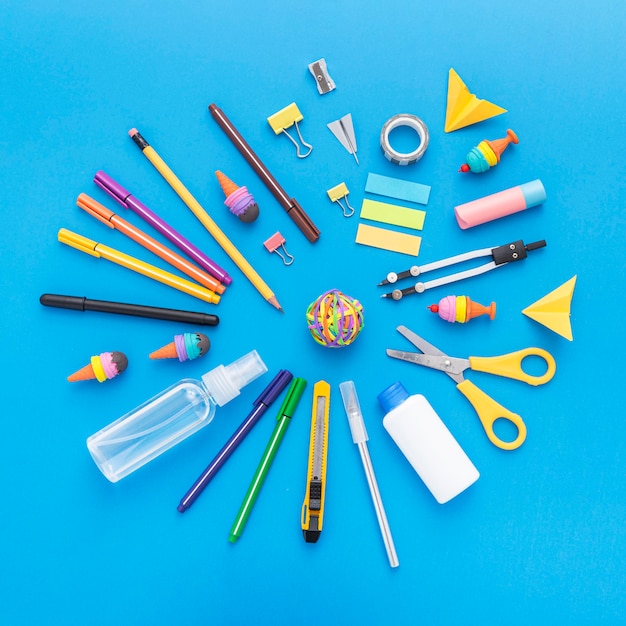 Vista superior de útiles escolares con lápices y tijeras