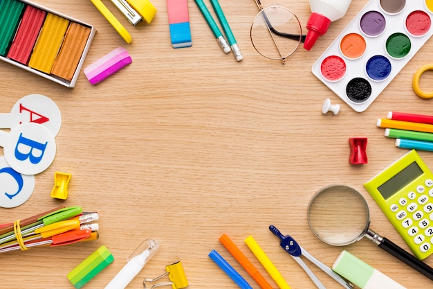 Foto gratuita vista superior de útiles escolares para el regreso a la escuela con lápices y espacio para copiar