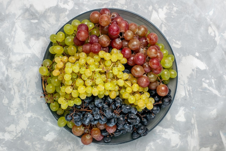 Foto gratuito vista superior de uvas frescas frutas jugosas y suaves dentro de la placa en la superficie blanca fruta jugo suave vino fresco