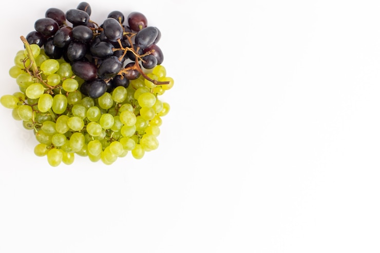 Foto gratuito vista superior de uvas jugosas frescas suaves en el escritorio blanco