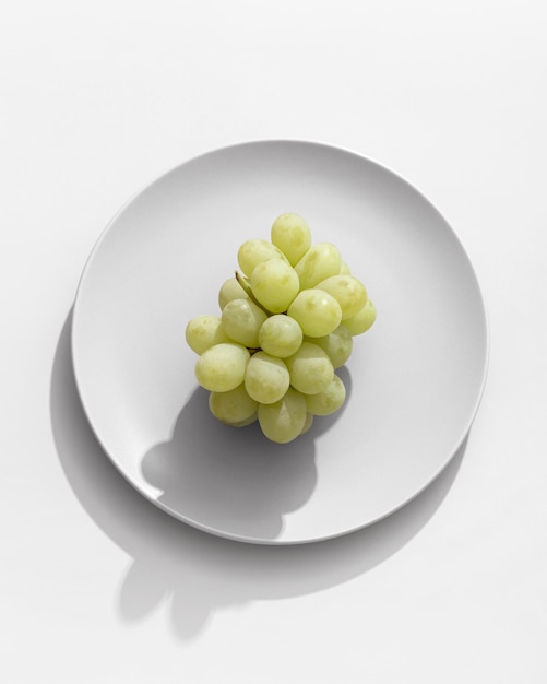Vista superior de uvas en placa