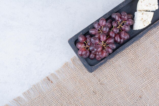 Vista superior de uvas con queso blanco de cilicio. Foto de alta calidad