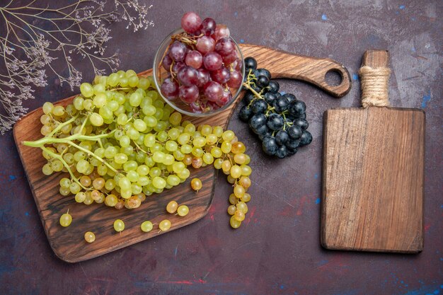 Vista superior de uvas suaves frescas en el piso oscuro vino uva fresca planta de árboles frutales maduros
