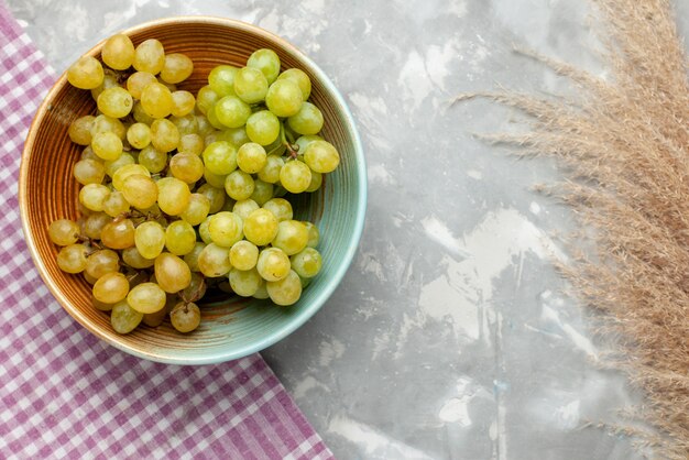 Vista superior de uvas verdes frescas frutas dentro de la placa en gris claro, fruta jugosa suave