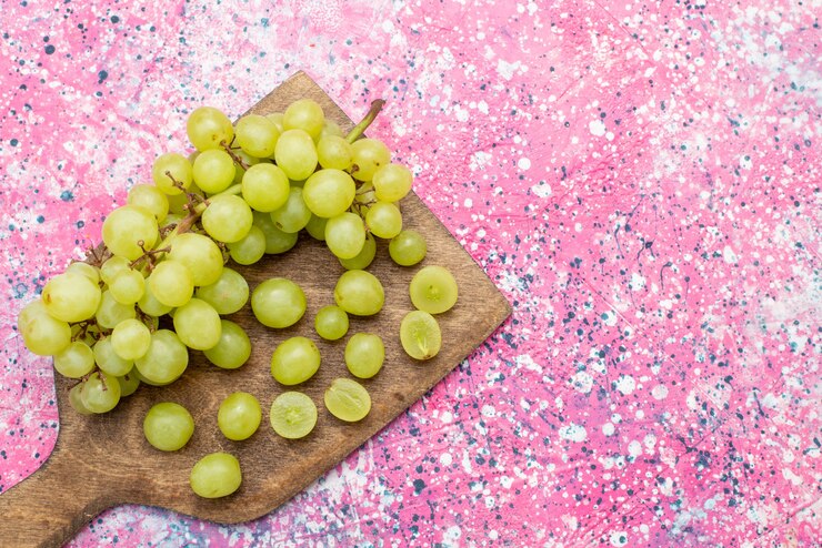 Foto gratuito vista superior uvas verdes frutas frescas suaves y jugosas en el escritorio brillante fruta suave jugosa púrpura