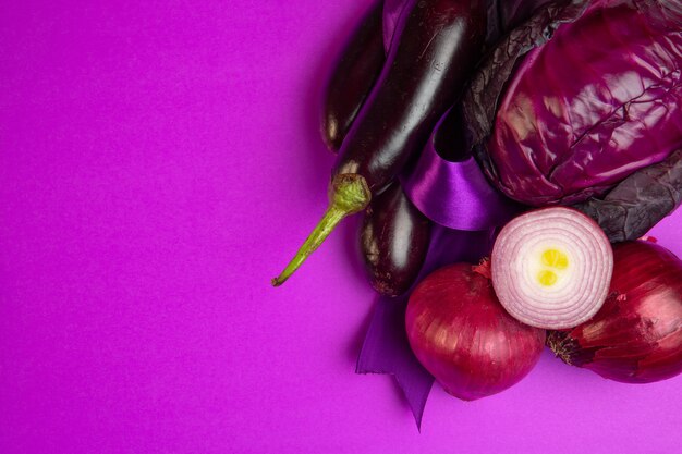 Vista superior de varias verduras frescas berenjenas cebolla roja y repollo morado