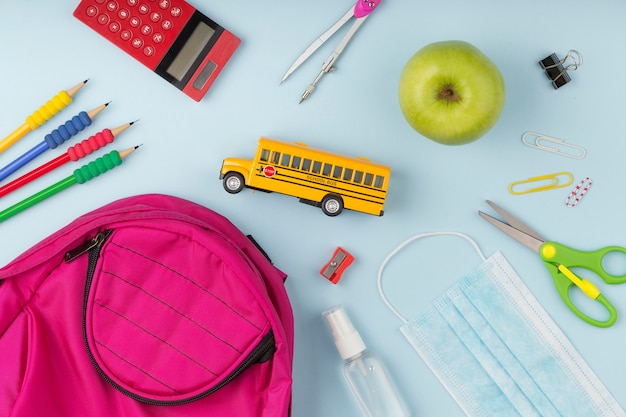 Foto gratuita vista superior de la variedad de elementos del día de la educación.