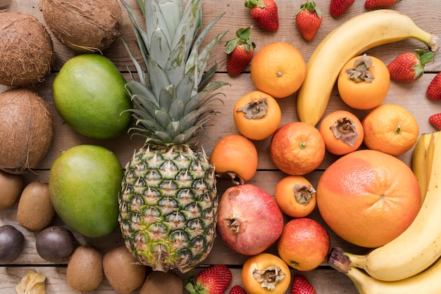 Foto gratuita vista superior variedad de frutas exóticas sobre la mesa