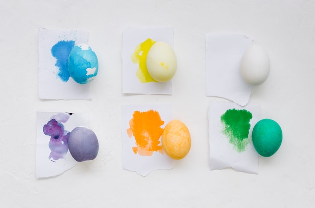 Vista superior de la variedad de huevos de colores para pascua