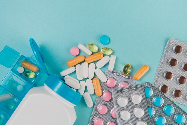 Vista superior variedad de medicamentos y tabletas