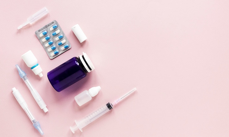 Foto gratuito vista superior variedad de medicina sobre la mesa con espacio de copia
