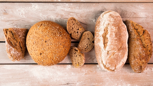 Foto gratuita vista superior variedad de panes