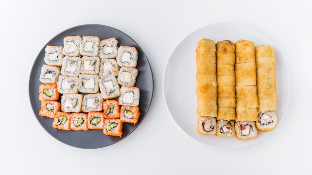 Foto gratuita vista superior de variedad de platos de sushi
