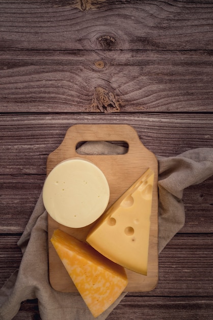 Vista superior variedad de sabroso queso en la mesa