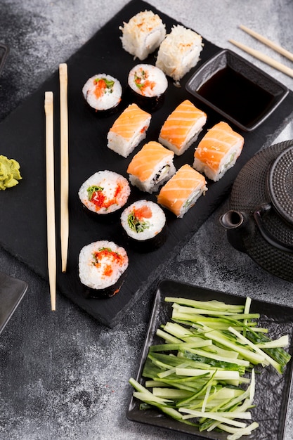 Vista superior variedad de sushi en plato