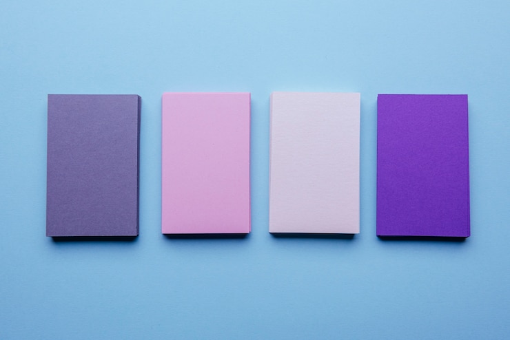 Foto gratuito vista superior de varios colores de tarjetas de visita