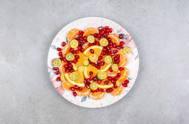 Vista superior de varios tipos de rodajas de frutas en un plato.