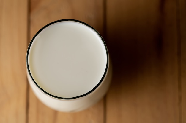 Vista superior del vaso de leche