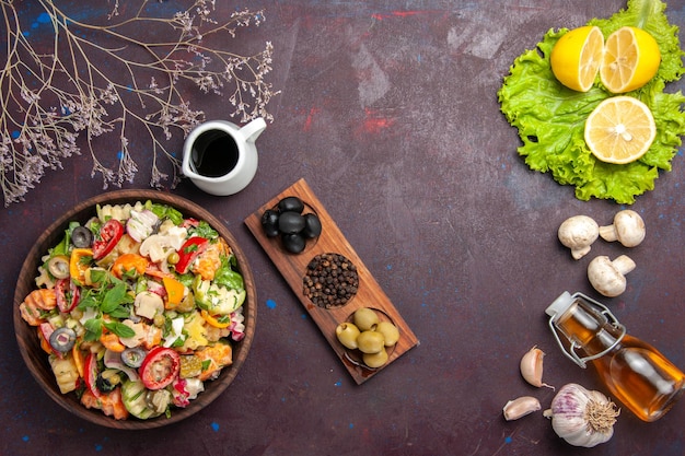 Vista superior de vegetales frescos. Ensalada con aceitunas y rodajas de limón sobre negro