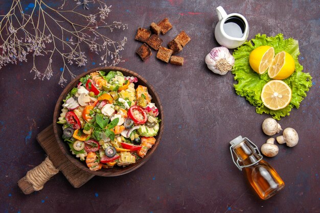 Vista superior de vegetales frescos. Ensalada con rodajas de limón y ensalada verde sobre negro