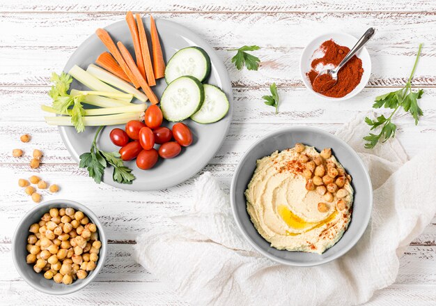 Vista superior de vegetales con hummus