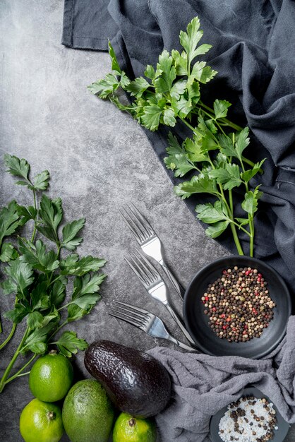 Vista superior vegetales orgánicos en la mesa