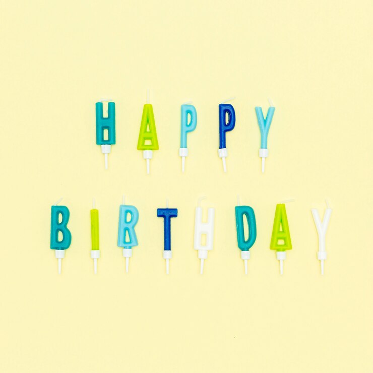 Foto gratuito vista superior velas de carta de cumpleaños
