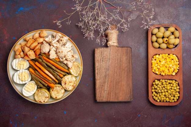 Vista superior de verduras cocidas con frijoles de harina de huevo y escritorio