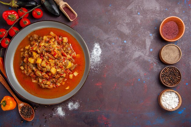Vista superior de verduras cocidas en rodajas con salsa y condimentos en el fondo oscuro comida comida cena sopa salsa vegetal